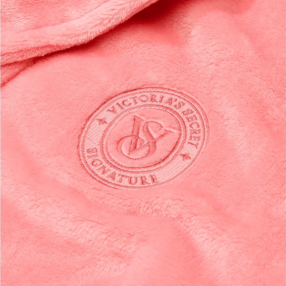 NWT VICTORIAS SECRET SET COZY SHORT ROBE PLUSH LOGO PINK 2024 XS/S - Picture 3 of 4